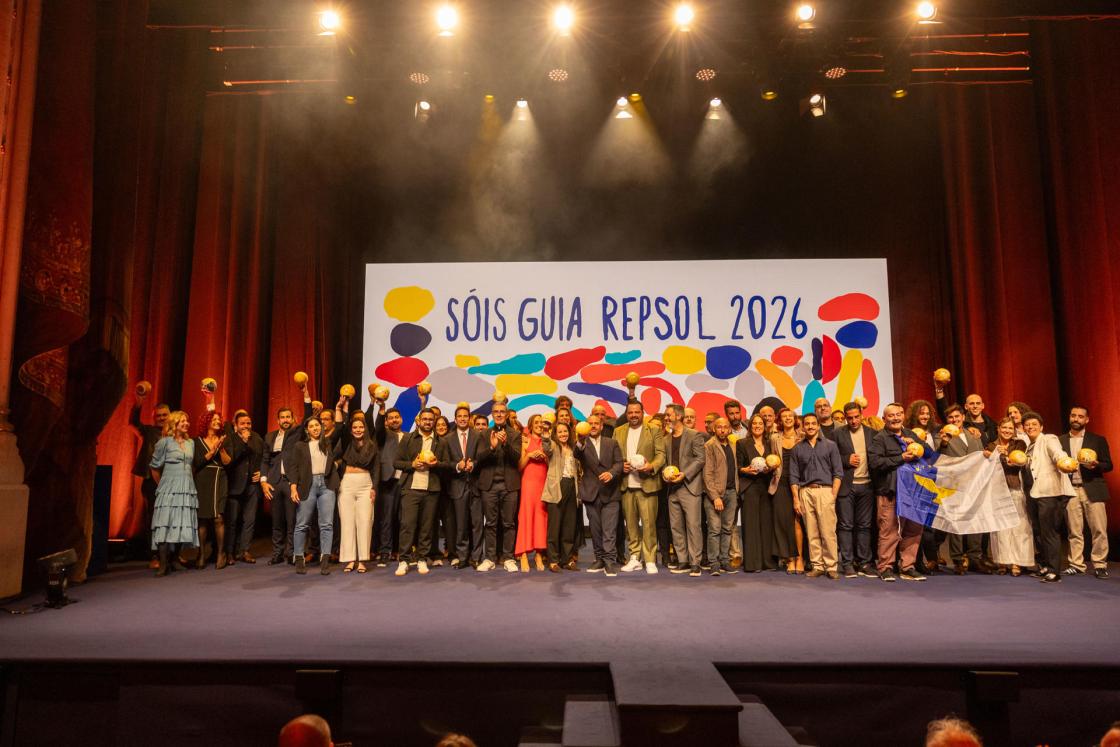 El restaurante Vista, en Portimão, y Vila Joya de Albufeira, ambos en la región sureña del Algarve, han sido distinguidos con los prestigiosos 3 Soles Repsol en la gala celebrada este lunes en la localidad lusa de Évora, ciudad Patrimonio de la Humanidad que en 2027 asumirá la Capitalidad Cultural Europea. Además, durante el evento fue otorgada la distinción de 2 Soles Repsol a 9 restaurantes portugueses, mientras que otros 30 recibieron 1 Sol Repsol y 79 fueron seleccionados para ser recomendados como "Restaurantes Guía Repsol". La ceremonia también atribuyó 4 Soles Sostenibles. EFE/ Jero Morales