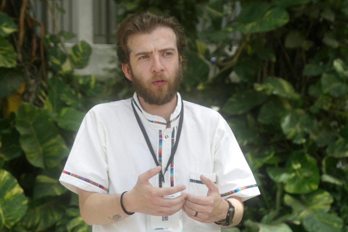 El coordinador de influencia y alianzas de Oxfam Colombia, Juan Sebastián Pardo, habla en una entrevista con EFE este miércoles, durante la última jornada de la primera Conferencia para la Transición más allá de los Combustibles Fósiles en Santa Marta (Colombia). EFE/ Ricardo Maldonado Rozo