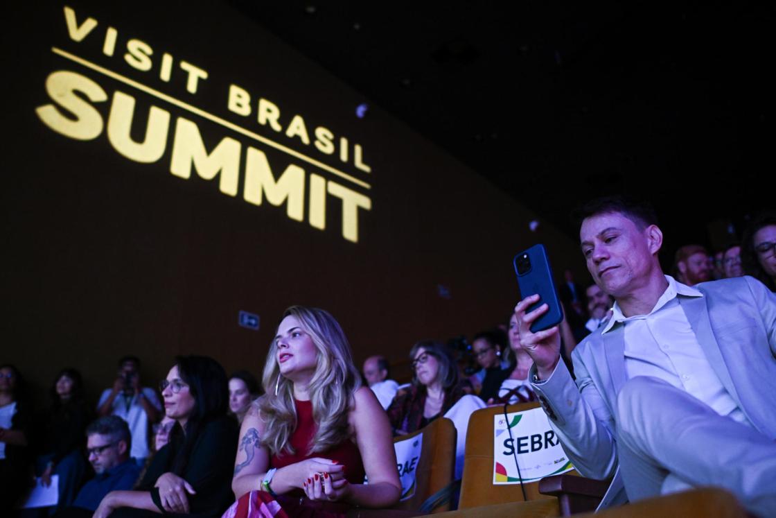 Personas participan en la ceremonia de apertura del 'Visit Brasil Summit' este martes, en el Teatro Nacional de Brasilia (Brasil). EFE/Andre Borges