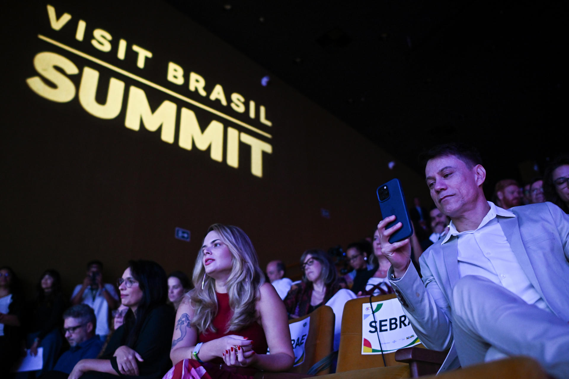 Personas participan en la ceremonia de apertura del 'Visit Brasil Summit' este martes, en el Teatro Nacional de Brasilia (Brasil). EFE/Andre Borges