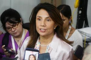 La directora ejecutiva de la COP30, Ana Toni, habla con periodistas durante la última jornada de la primera Conferencia para la Transición más allá de los Combustibles Fósiles este miércoles, en Santa Marta (Colombia). EFE/ Ricardo Maldonado Rozo