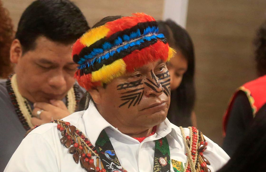 Un indígena participa en la conferencia la 'Ruta de los Pueblos Indígenas por la Transición más allá de los Combustibles Fósiles', en la que se pide que nadie extraiga los recursos naturales de sus territorios, este domingo, en Santa Marta (Colombia). EFE/ Ricardo Maldonado Rozo