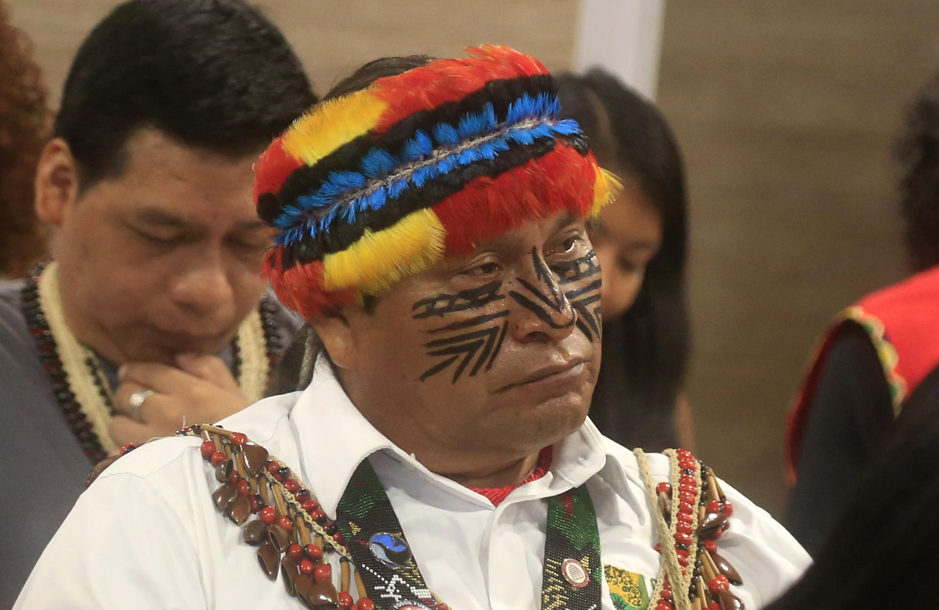 Un indígena participa en la conferencia la 'Ruta de los Pueblos Indígenas por la Transición más allá de los Combustibles Fósiles', en la que se pide que nadie extraiga los recursos naturales de sus territorios, este domingo, en Santa Marta (Colombia). EFE/ Ricardo Maldonado Rozo