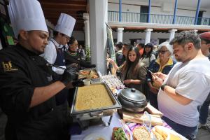 La fanesca que se prepara en Semana Santa con hasta 12 variedades de granos, vuelve a ocupar estos días las mesas de la capital, Quito, como una de las elaboraciones más representativas del país andino que combina tradición familiar con turismo gastronómico. EFE/ José Jácome