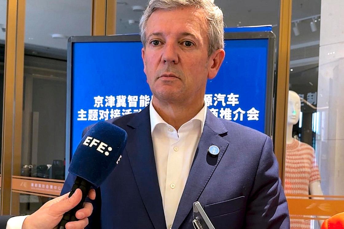 El presidente de la Xunta, Alfonso Rueda, atiende a la prensa este jueves durante su visita a Pekín (China). EFE/ Irene Morante de la Hera
