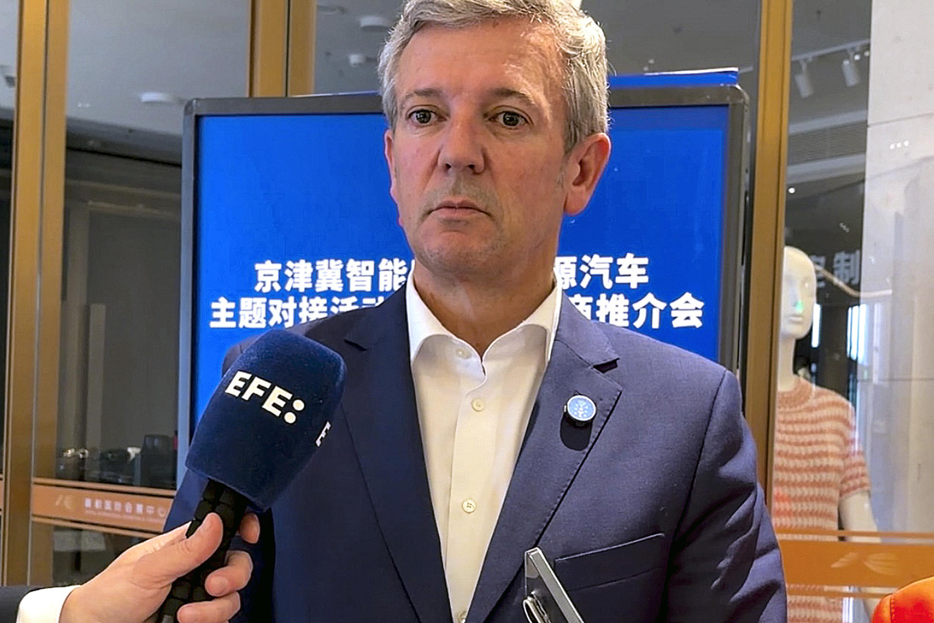 El presidente de la Xunta, Alfonso Rueda, atiende a la prensa este jueves durante su visita a Pekín (China). EFE/ Irene Morante de la Hera