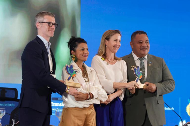 El secretario General del Departamento de Medio Ambiente, Clima y Comunicaciones de Irlanda, Philip Nugent (i), la ministra colombiana de Ambiente, Irene Vélez (2-i), la ministra de Política Climática y Crecimiento Verde de Países Bajos, Stientje van Veldhoven (2-d) y el ministro de Asuntos Internos, Cambio Climático y Medio Ambiente de Tuvalu, Maina Talia, posan durante la clausura de la primera Conferencia para la Transición más allá de los Combustibles Fósiles este miércoles, en Santa Marta (Colombia). EFE/ Ricardo Maldonado Rozo