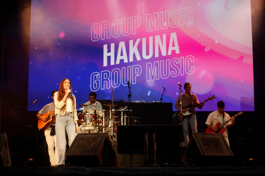 El grupo "Hakuna Music Group" durante su actuación en la Plaza Cibeles durante la "IV Fiesta de la Resurrección" que se celebra este sábado, en la Plaza de Cibeles, en Madrid. EFE/David Fernández