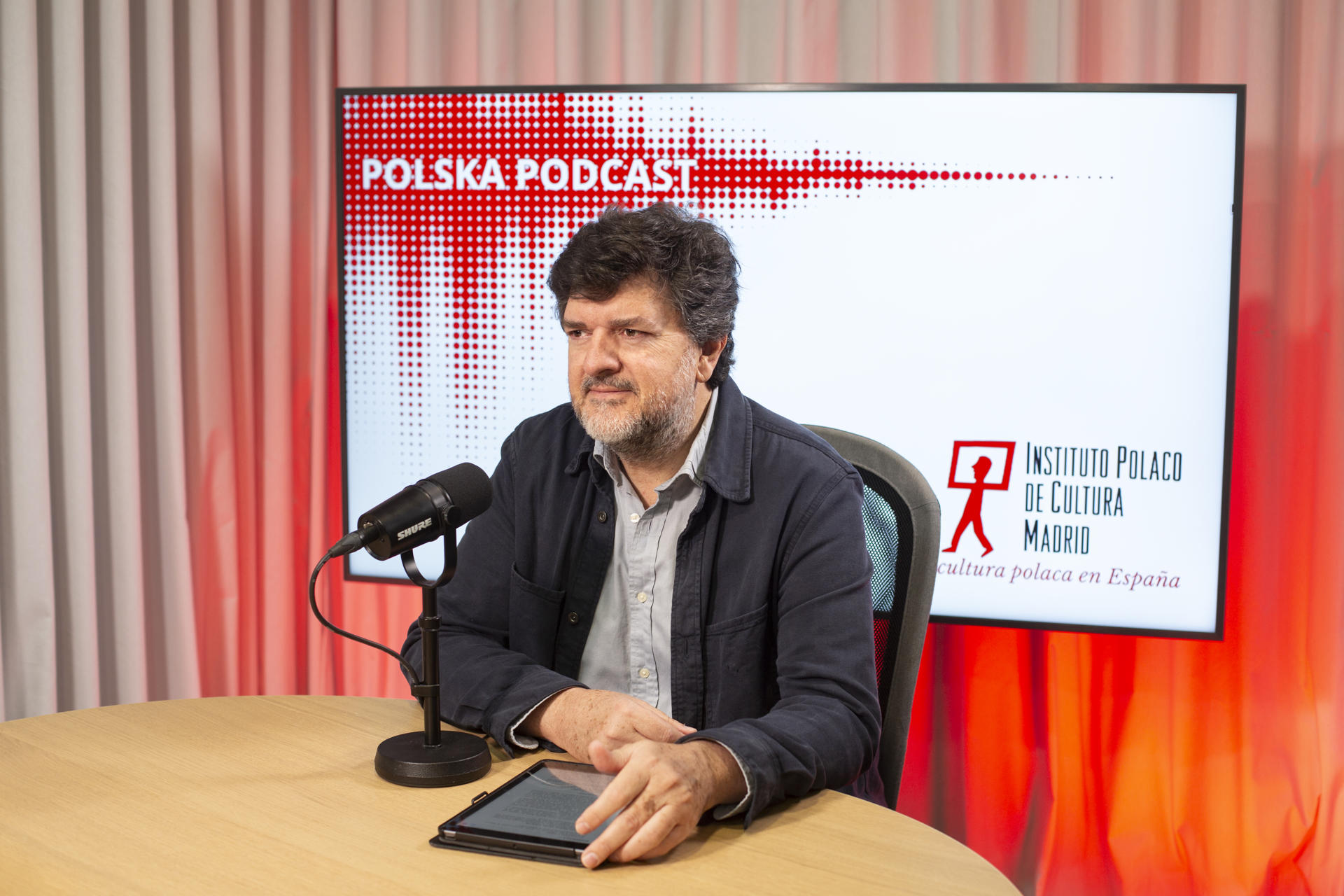 En la imagen, el periodista radiofónico Antonio Asensio, presentador del programa sonoro 'Polska Podcast'.IMAGEN CEDIDA POR EL INSTITUTO POLACO DE CULTURA. AUTORA: ELISA MIRALLES