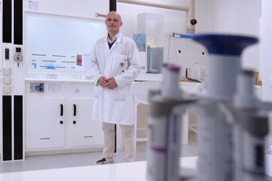MÁLAGA, 10/04/2026.- El director de Infraestructuras de Apoyo a la Investigación y Divulgación Científica y doctor en Química, Pedro Cañada explica que la Universidad de Málaga (UMA) tendrá un 'súper secuenciador', el primero de Andalucía, que permitirá estudiar el genoma humano completamente, con el que se dará servicio a los investigadores de esta institución, aunque también estará abierto a ser utilizado por entidades como el Servicio Andaluz de Salud (SAS). EFE/Gregorio Marrero