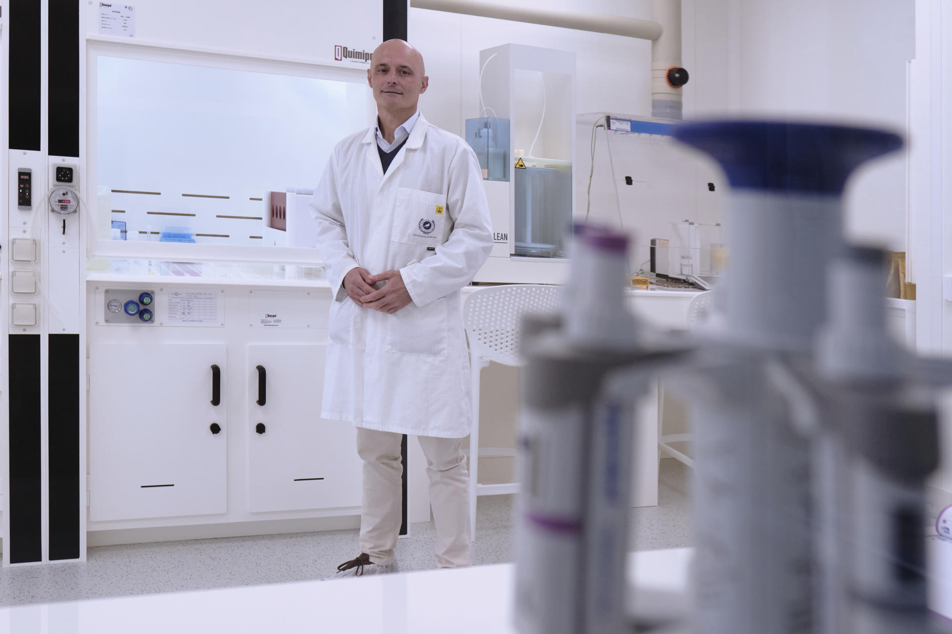 MÁLAGA, 10/04/2026.- El director de Infraestructuras de Apoyo a la Investigación y Divulgación Científica y doctor en Química, Pedro Cañada explica que la Universidad de Málaga (UMA) tendrá un 'súper secuenciador', el primero de Andalucía, que permitirá estudiar el genoma humano completamente, con el que se dará servicio a los investigadores de esta institución, aunque también estará abierto a ser utilizado por entidades como el Servicio Andaluz de Salud (SAS). EFE/Gregorio Marrero