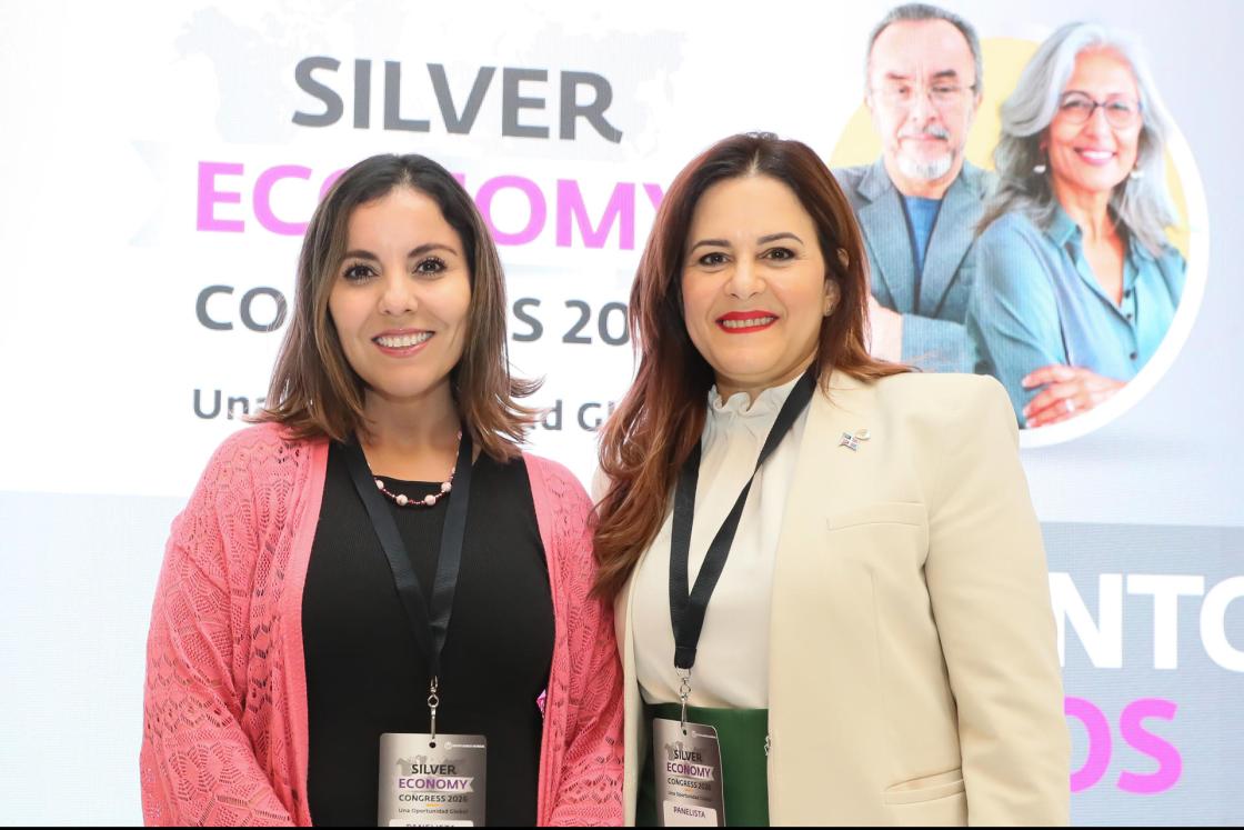 La especialista en inclusión financiera, educación y género, Karina Villanueva (i) y la segunda vicepresidenta de estrategia de negocios para la mujer en el Banco BHD, Elizabeth Rojas, posan durante el foro Silver Economy Congress 2026 este miércoles, en Ciudad de México (México). EFE/ Mario Guzmán