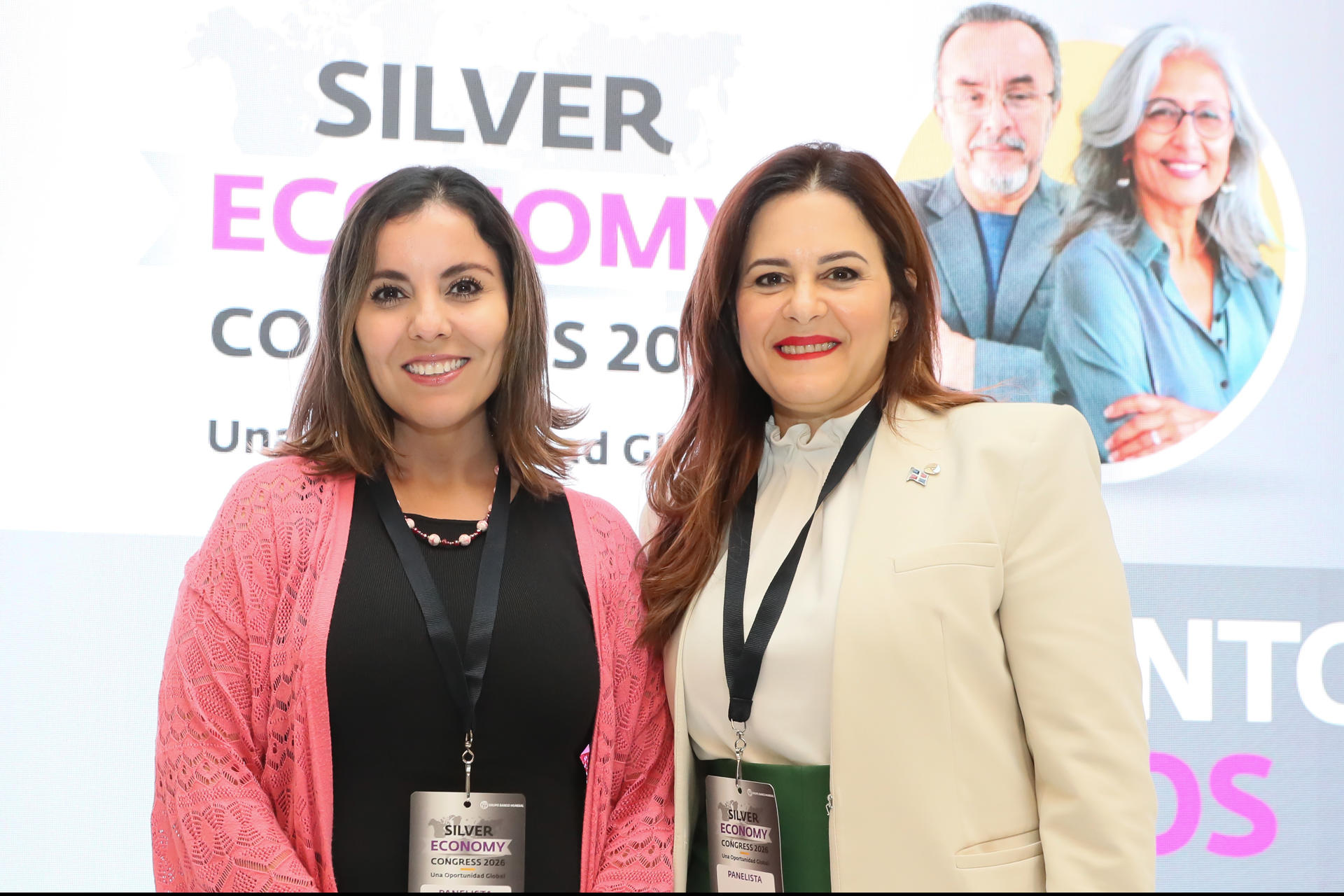 La especialista en inclusión financiera, educación y género, Karina Villanueva (i) y la segunda vicepresidenta de estrategia de negocios para la mujer en el Banco BHD, Elizabeth Rojas, posan durante el foro Silver Economy Congress 2026 este miércoles, en Ciudad de México (México). EFE/ Mario Guzmán