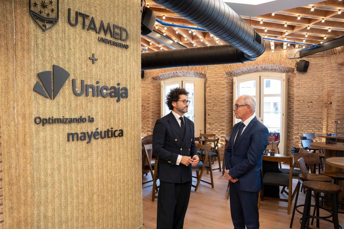 En la imagen, el presidente de UTAMED, Paco Ávila (i) y el CEO de Unicaja, Isidro Rubiales (d) conversan antes del programa Ágora UTAMED.IMAGEN CEDIDA POR UTAMED