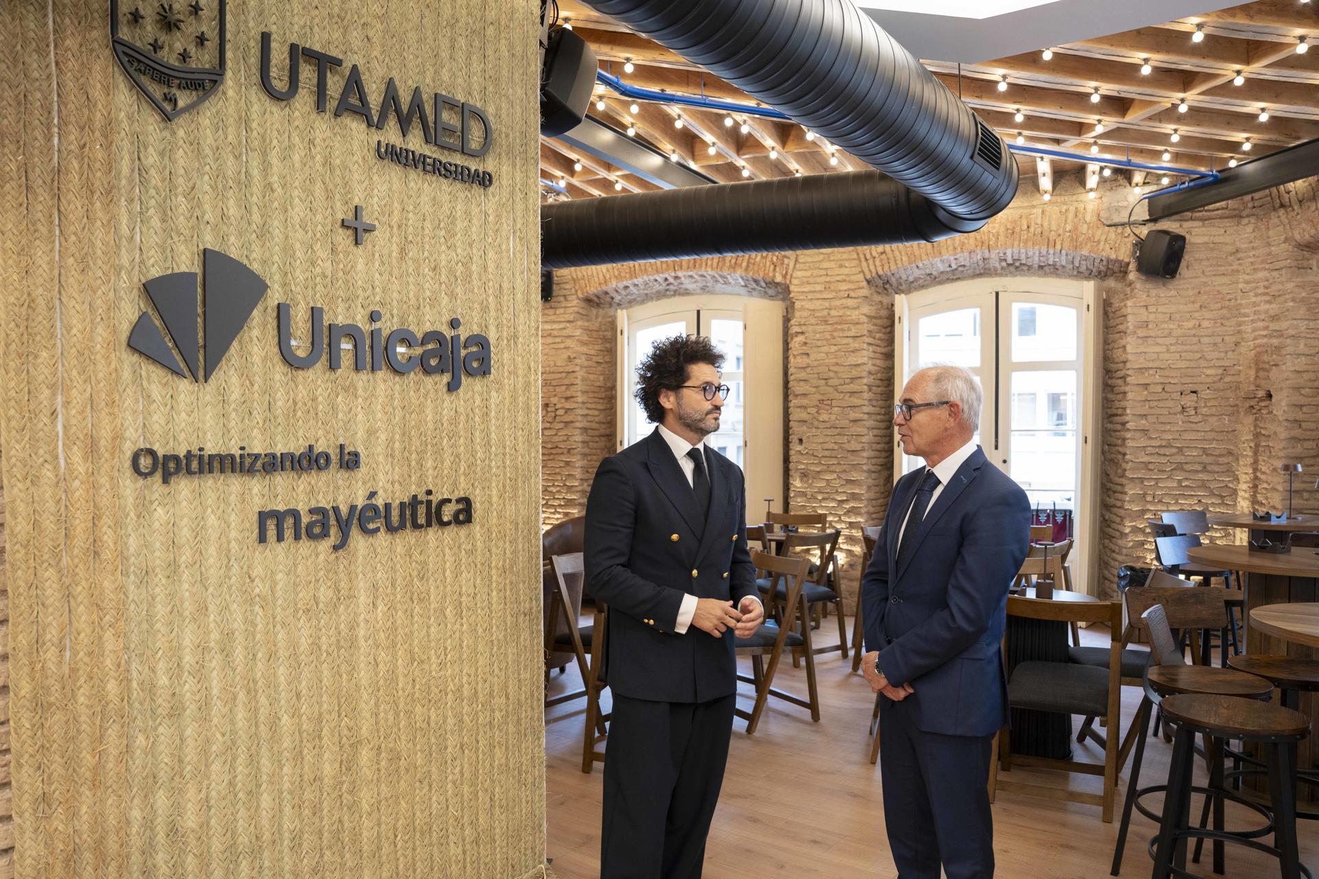 En la imagen, el presidente de UTAMED, Paco Ávila (i) y el CEO de Unicaja, Isidro Rubiales (d) conversan antes del programa Ágora UTAMED.IMAGEN CEDIDA POR UTAMED