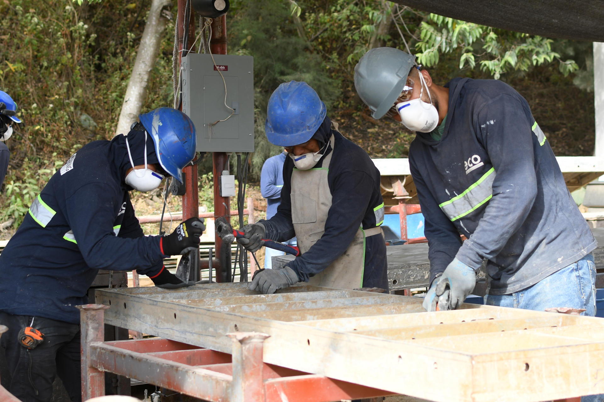 Tras enfrentar la dureza de la deportación desde Estados Unidos, varios guatemaltecos han encontrado en sectores como la construcción una oportunidad para restablecer sus vidas en su país natal, que se beneficia además de la implementación de innovadoras técnicas adquiridas por estos trabajadores en el extranjero. EFE/ Alex Cruz