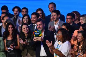 El presidente de la Agencia Brasileña de Promoción Turística Internacional (Embratur), Marcelo Freixo (c), recibe un reconocimiento durante la ceremonia de apertura del 'Visit Brasil Summit' en el Teatro Nacional de Brasilia (Brasil). EFE/Andre Borges