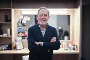 BUENOS AIRES (ARGENTINA), 09/04/2026.- El actor argentino Guillermo Francella, que recibirá el Premio Platino de Honor 2026 por una "sobresaliente" trayectoria con la que ha ayudado a conformar "la memoria sentimental" del público iberoamericano, ofrece una entrevista a EFE en la que consideró que "arriesgar y no estar cómodo" ha sido la clave de sus más de cuatro décadas de exitosa trayectoria y expresó que el galardón le resultó "muy movilizante" y le recordó "el honor de la misión de ser actor". EFE/Juan Ignacio Roncoroni