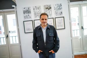 MADRID, 17 ABRIL 2026.- Eduardo González, autor del cómic, posa hoy, 17 de abril de 2026, durante la inauguración de la exposición del cómic "Solo seis. La historia de Salimata Sangare", en la sede de la Delegación del Gobierno Canario, en Madrid. EFE/David Fernández