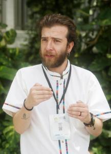 El coordinador de influencia y alianzas de Oxfam Colombia, Juan Sebastián Pardo, habla en una entrevista con EFE este miércoles, durante la última jornada de la primera Conferencia para la Transición más allá de los Combustibles Fósiles en Santa Marta (Colombia). EFE/ Ricardo Maldonado Rozo