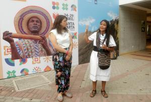 La directora de Cambio Climático y Gestión del Riesgo del Ministerio de Ambiente de Colombia, María Fernanda Torres (i), y la lideresa indígena arhuaca y cofundadora de la Fundación Murúnmuke, Ati Gundiwa, participan en la rueda de prensa del cierre del capítulo académico en el marco de la primera Conferencia para la Transición más allá de los Combustibles Fósiles este sábado, en Santa Marta (Colombia). EFE/ Ricardo Maldonado Rozo