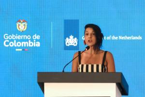 La ministra de Ambiente de Colombia, Irene Vélez, habla en una foro de la Primera Conferencia para la Transición más allá de los Combustibles Fósiles este martes, en Santa Marta (Colombia). EFE/ Ricardo Maldonado Rozo