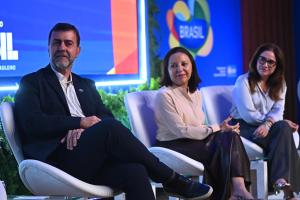 De izquierda a derecha, el presidente de la Agencia Brasileña de Promoción Turística Internacional (Embratur), Marcelo Freixo, la coordinadora de proyectos del Sebrae Nacional, Ana Clévia Guerreiro, y la presidenta de la Asociación Brasileña de Agencias de Viajes (ABAV), Ana Carolina Medeiros, durante la ceremonia de apertura del 'Visit Brasil Summit' este martes, en el Teatro Nacional de Brasilia (Brasil). EFE/Andre Borges