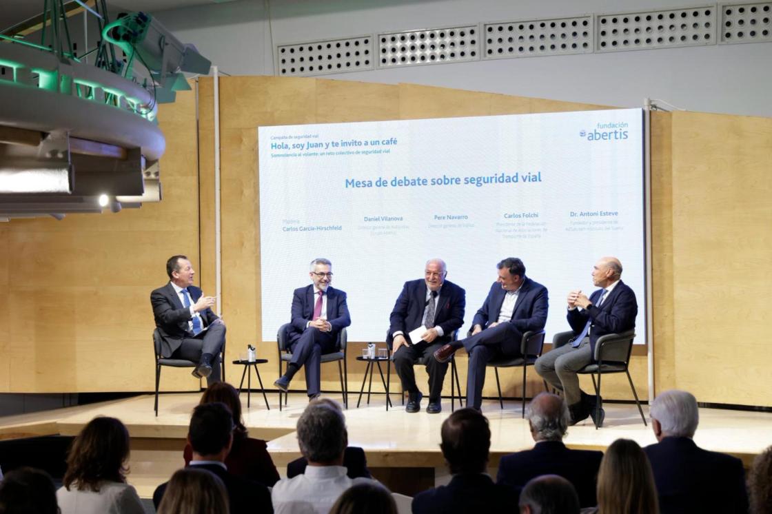 El director general de Tráfico, Pere Navarro (3d) interviene en una mesa redonda durante la presentación de la campaña de seguridad vial contra la somnolencia al volante ‘Hola, soy Juan y te invito a un café’, impulsada por la Fundación Abertis en colaboración con Repsol y la DGT. EFE/ABERTIS/CEDIDA/CRÉDITO OBLIGATORIO