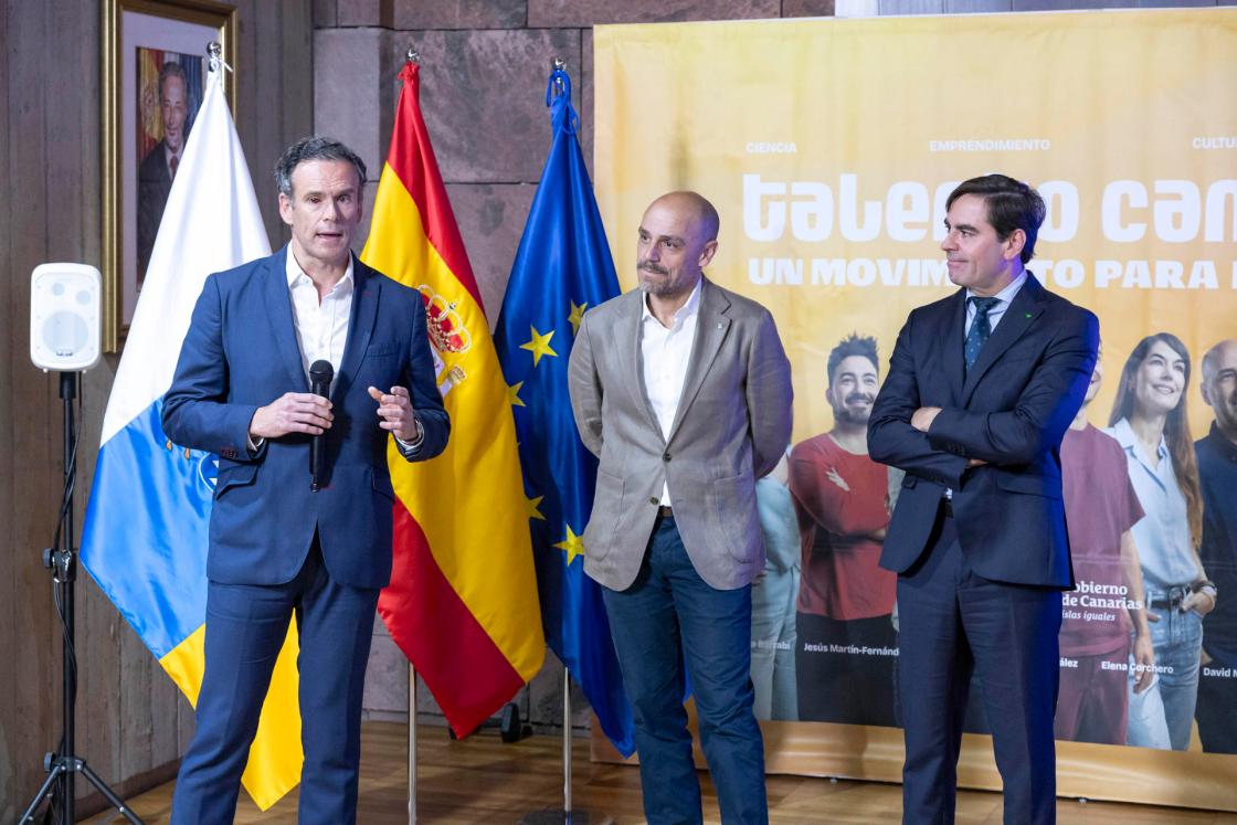 El viceconsejero de la Presidencia del Gobierno de Canarias, Alfonso Cabello (c), el director Comercial y de Marketing de Binter, Miguel Ángel Suárez Cabrera (d), y el director general de Coordinación Orgánica y Proyectos Estratégicos del Gobierno de canarias, David Pérez Dionis-Chinea (i), firmaron este jueves el acuerdo de colaboración entre el Ejecutivo canario y la empresa aeronáutica "Difusión Proyecto Estratégico Talento Canario. EFE/ Miguel Barreto 