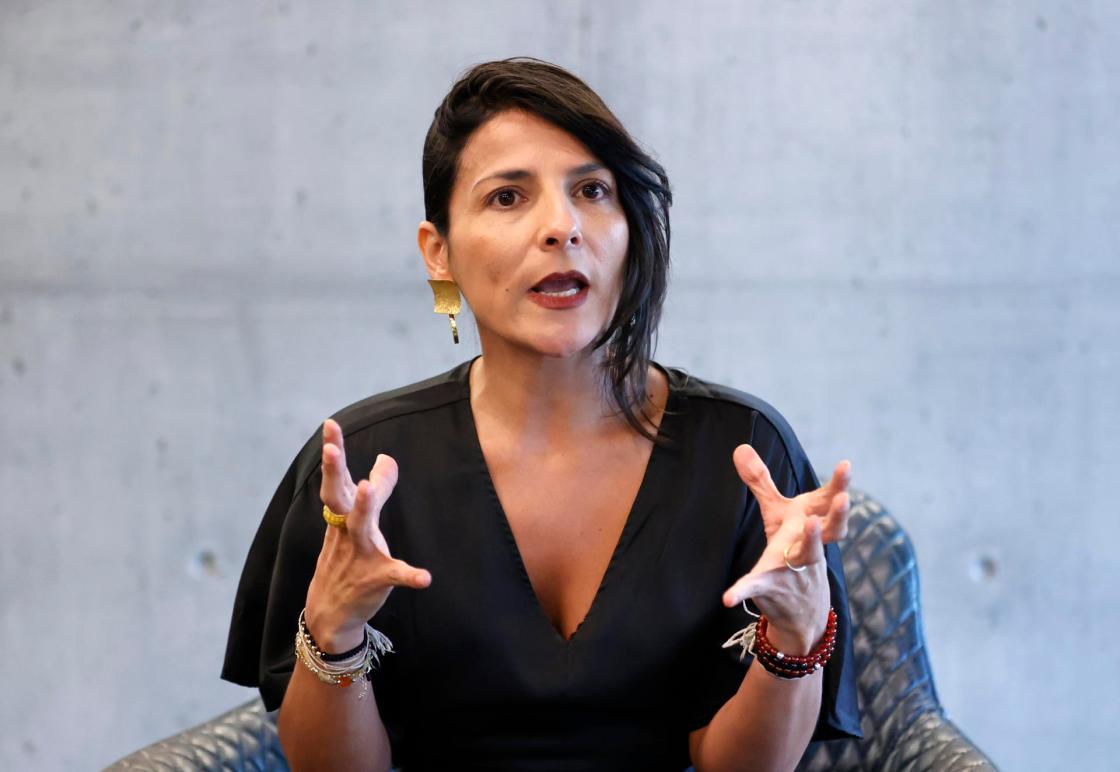 La ministra de Ambiente de Colombia, Irene Vélez, habla durante una entrevista con EFE este miércoles, en Bogotá (Colombia). Vélez asegura que los conflictos de impacto global, como la guerra en Irán, hacen que sea cada vez más urgente tomar decisiones sobre cesar la dependencia del mundo de la energía fósil. EFE/ Mauricio Dueñas Castañeda