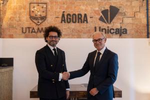 Imagen de la salutación del presidente de UTAMED, Paco Ávila (i) y el CEO de Unicaja, Isidro Rubiales (d). IMAGEN CEDIDA POR UTAMED