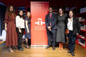 BRUSELAS, 21/04/2026.- Una de las autoras Patricia Morales (d) y el vicepresidente segundo castellanomanchego José Manuel Caballero (3d) presentan el libro 'Recetario de cocina cervantina. Entre gachas y gigantes', este martes en Bruselas, invitando a descubrir la riqueza de la cultura gastronómica de Castilla-La Mancha y de su producción alimentaria a través de una nueva lectura del clásico literario. El volumen llega a Bruselas acompañado de una exposición sobre la ciencia presente en 'El Quijote' en el marco de las conmemoraciones del Día del Libro, con el apoyo de instituciones como el Instituto Cervantes y la Embajada española en Bélgica. EFE/Laia Ros