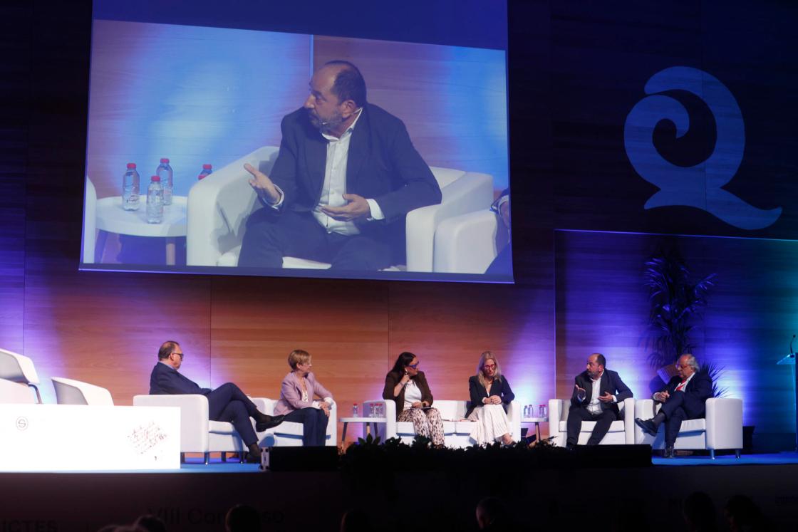 CÓRDOBA, 09/04/2026.- El director de turismo de Galicia Xosé Merelles (2d) interviene en la mesa "Cogobernanza turística" durante el VIII Congreso Internacional de Calidad y Sostenibilidad Turística que organiza el Instituto para la Calidad Turística Española y la Sostenibilidad (ICTES), en Córdoba. Asisten el consejero de Turismo y Andalucía Exterior, Arturo Bernal (i), la consellera de Industria, Turismo, Innovación y Comercio de la Comunidad Valenciana, Marián Cano (2i), la directora general de Competitividad y Calidad Turística de la Región de Murcia, Eva Reverte (3i), la viceconsejera de Turismo del Principado de Asturias, Lara Martinez (3d) , y el presidente del Instituto para la Calidad Turística Española, Miguel Mirones (d). EFE/  Salas