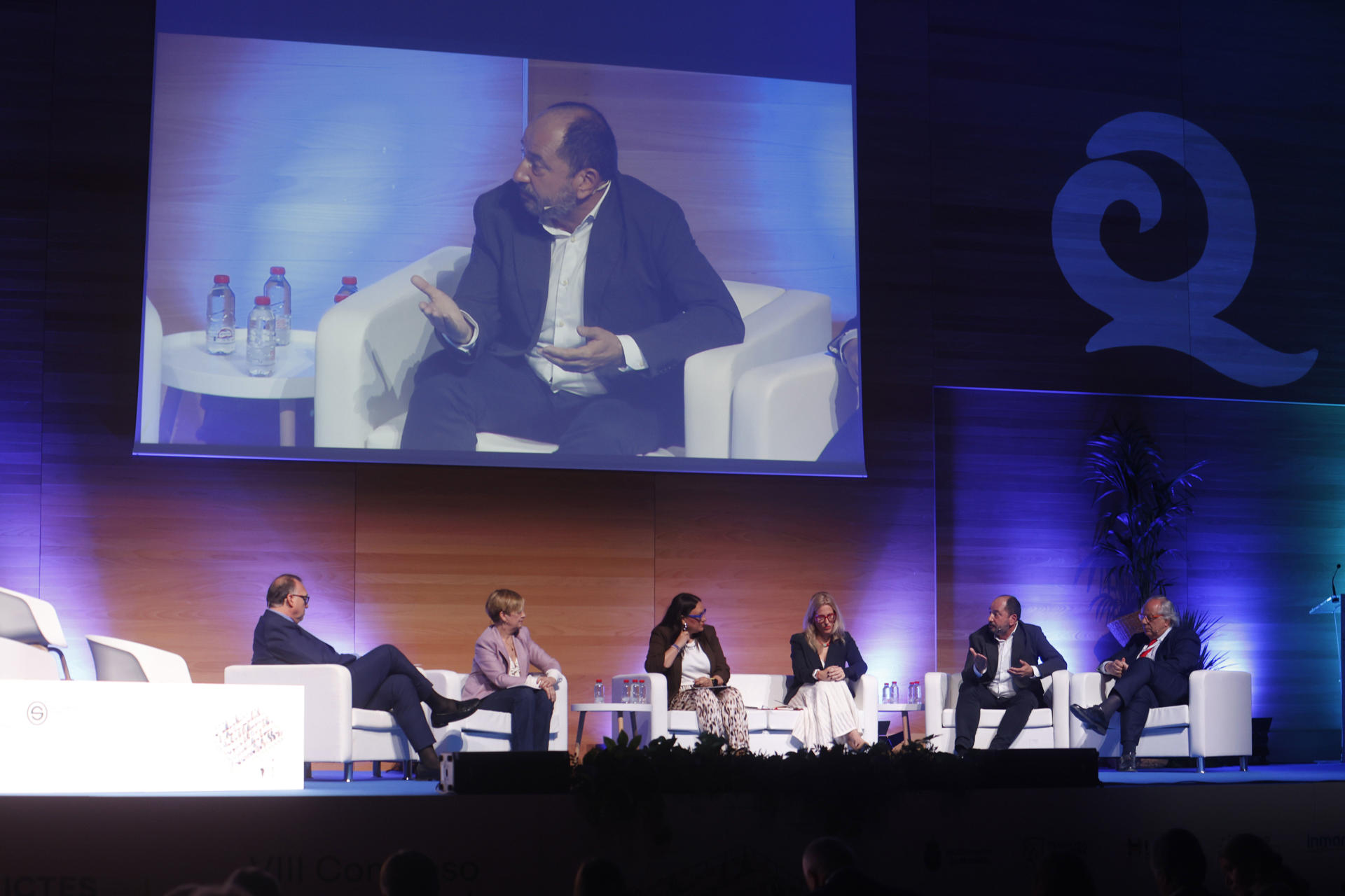 CÓRDOBA, 09/04/2026.- El director de turismo de Galicia Xosé Merelles (2d) interviene en la mesa "Cogobernanza turística" durante el VIII Congreso Internacional de Calidad y Sostenibilidad Turística que organiza el Instituto para la Calidad Turística Española y la Sostenibilidad (ICTES), en Córdoba. Asisten el consejero de Turismo y Andalucía Exterior, Arturo Bernal (i), la consellera de Industria, Turismo, Innovación y Comercio de la Comunidad Valenciana, Marián Cano (2i), la directora general de Competitividad y Calidad Turística de la Región de Murcia, Eva Reverte (3i), la viceconsejera de Turismo del Principado de Asturias, Lara Martinez (3d) , y el presidente del Instituto para la Calidad Turística Española, Miguel Mirones (d). EFE/  Salas