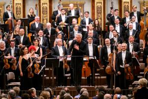 El director de música alemán y director titular de la Orquestra de València (OV), Alexander Liebreich, recibe una ovación durante el concierto de la Orquestra de València en Viena, donde ha debutado este jueves en la famosa Sala Dorada del Musikverein con un ecléctico concierto que ha servido para traer de vuelta al compositor valenciano Vicente Martín y Soler, conocido como el Mozart español, a la ciudad donde triunfó hace 240 años. En la misma estancia donde la Filarmónica de Viena recibe al año cada primero de enero, la orquesta valenciana ha cosechado una cerrada ovación en su primera salida al extranjero desde 2022, en un nuevo paso en su búsqueda de proyección internacional. EFE/ Max Slovencik