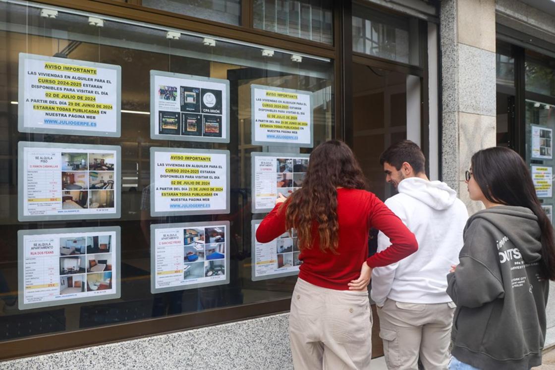 SANTIAGO DE COMPOSTELA, 11/07/2024.-Estudiantes, trabajadores y familias se enfrentan a la "misión imposible" de encontrar piso Santiago de Compostela. La escasa oferta, unida a los altos precios, hacen muy difícil encontrar un hogar en la capital gallega, que está expulsando a los vecinos a las zonas limítrofes.EFE/ Xoán Rey (Uso editorial)