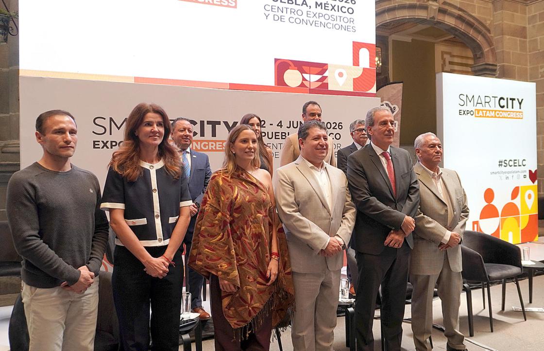 Fotografía sin fecha específica de toma cedida por PRONUS que muestra a personas posando para una foto durante una reunión del Smart City Expo Latam Congress. La undécima edición del SCELC, que se realizará bajo el lema "Innovación Urbana, Prosperidad Compartida" y tendrá como escenario al Centro Expositor y de Convenciones de Puebla (México), se realizará entre el 2 y 4 de junio. EFE/ Pronus /SOLO USO EDITORIAL NO VENTAS/ SOLO DISPONIBLE PARA ILUSTRAR LA NOTICIA QUE ACOMPAÑA (CRÉDITO OBLIGATORIO)
