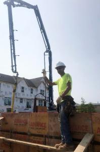 Fotografía cedida por Parkinson's Foundation que muestra a Fidel Guzman trabajando en una construcción. EFE/ Parkinson's Foundation /SOLO USO EDITORIAL NO VENTAS /SOLO DISPONIBLE PARA ILUSTRAR LA NOTICIA QUE ACOMPAÑA (CRÉDITO OBLIGATORIO)