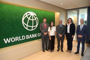 Manuel Blanco, jefe de Finanzas de Comercio de la IFC; Olga Calabozo, gerente regional de Instituciones Financieras de la IFC; Jorge Salas, presidente ejecutivo de Bladex; Ivana Fernandes Duarte, gerente regional para Centroamérica de la IFC; y Eduardo Vivone, vicepresidente ejecutivo de Tesorería y Mercado de Capitales de Bladex, durante la firma de un acuerdo estratégico entre el banco multinacional Bladex y la Corporación Financiera Internacional (IFC), miembro del Grupo Banco Mundial. EFE/ Bladex /SOLO USO EDITORIAL NO VENTAS /SOLO DISPONIBLE PARA ILUSTRAR LA NOTICIA QUE ACOMPAÑA (CRÉDITO OBLIGATORIO)