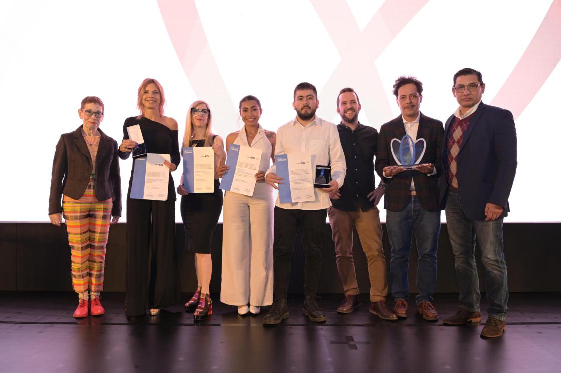 Fotografía cedida por Roche que muestra, de izquierda a derecha, a la jurado Nora Bär junto a los finalistas de la categoría Cobertura del Premio Roche 2025: Mariana Carbajal (Argentina), Ingrid Beck (Argentina), Dayana Herrera Valbuena (Colombia) y José Vargas (Colombia); y al equipo ganador, representado por Carlos Carabaña (España), Paul Ramírez (México) y Enrique de la Mora (México), durante la ceremonia de premiación en Ciudad de México (México). EFE /Roche/ SOLO USO EDITORIAL NO VENTAS /SOLO DISPONIBLE PARA ILUSTRAR LA NOTICIA QUE ACOMPAÑA (CRÉDITO OBLIGATORIO)