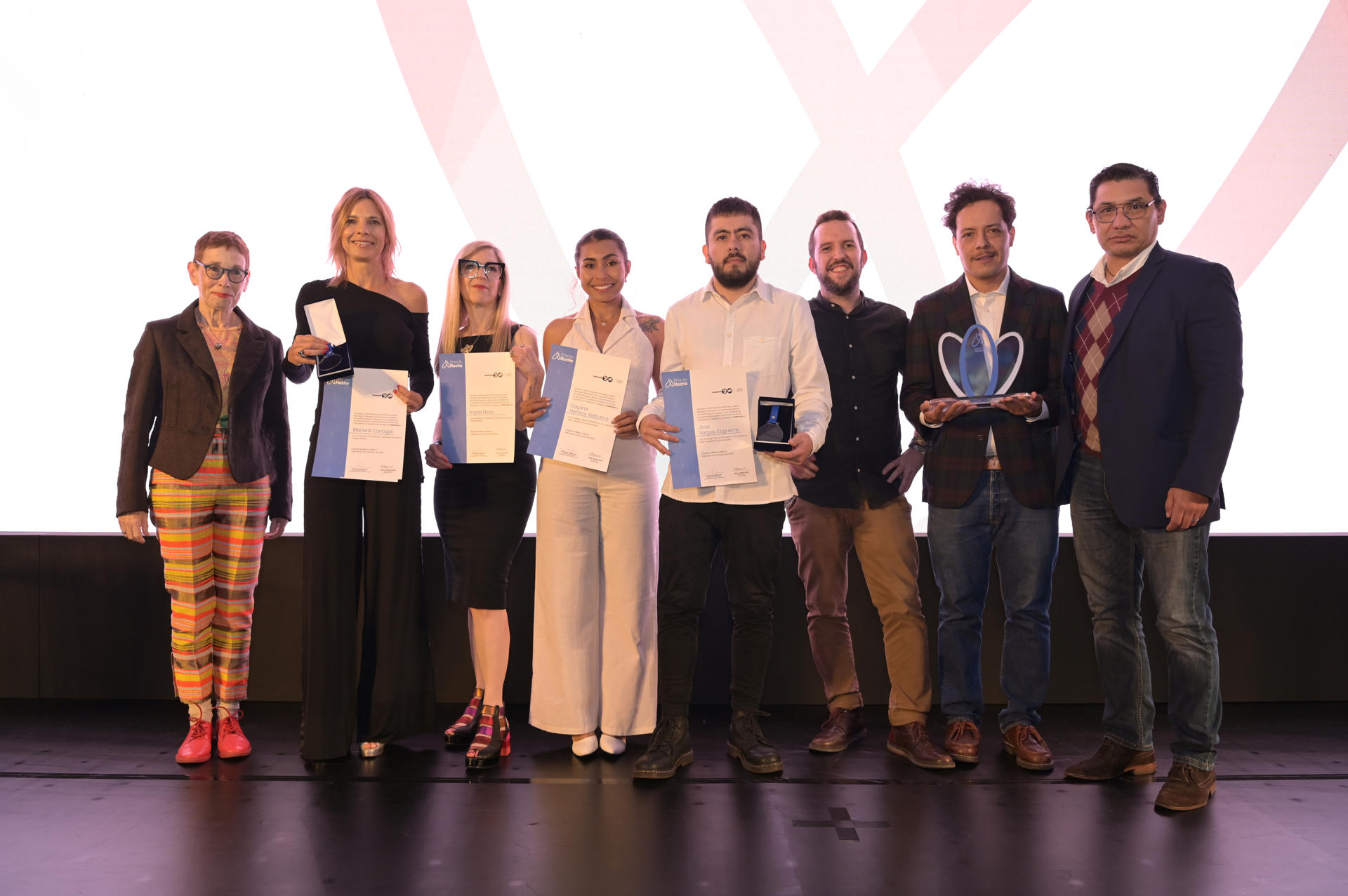 Fotografía cedida por Roche que muestra, de izquierda a derecha, a la jurado Nora Bär junto a los finalistas de la categoría Cobertura del Premio Roche 2025: Mariana Carbajal (Argentina), Ingrid Beck (Argentina), Dayana Herrera Valbuena (Colombia) y José Vargas (Colombia); y al equipo ganador, representado por Carlos Carabaña (España), Paul Ramírez (México) y Enrique de la Mora (México), durante la ceremonia de premiación en Ciudad de México (México). EFE /Roche/ SOLO USO EDITORIAL NO VENTAS /SOLO DISPONIBLE PARA ILUSTRAR LA NOTICIA QUE ACOMPAÑA (CRÉDITO OBLIGATORIO)