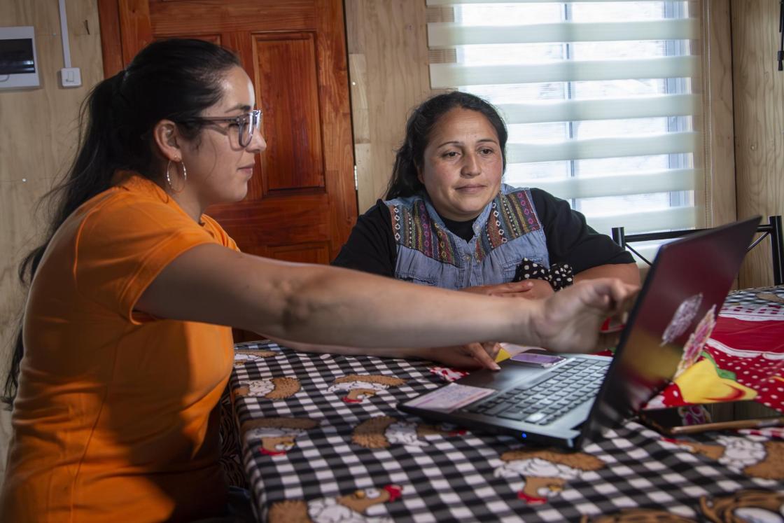 Imagen de una asesora de la FMBBVA mientras imparte formación en digitalización a una emprendedora. En el marco del Día Mundial del Emprendimiento, que se celebra el 16 de abril, la Fundación Microfinanzas BBVA (FMBBVA) ha recordado que la tecnología, y en concreto la Inteligencia Artificial, son grandes aliadas para que los emprendedores de España y América Latina puedan elevar su nivel de competitividad en sus negocios a través de la economía digital. EFE/IMAGEN CEDIDA/FMBBVA/CRÉDITO OBLIGATORIO