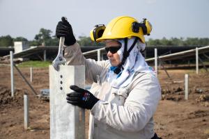 Fotografía sin fecha específica de toma cedida por Ecopetrol que muestra a una persona en la granja solar La Cira en Barrancabermeja (Colombia). EFE/ Ecopetrol /SOLO USO EDITORIAL/NO VENTAS/ SOLO DISPONIBLE PARA ILUSTRAR LA NOTICIA QUE ACOMPAÑA (CRÉDITO OBLIGATORIO)