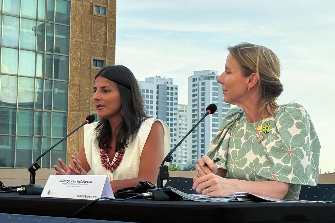 La ministra de Ambiente de Colombia, Irene Vélez (i), habla junto a la ministra de Clima y Crecimiento Verde de los Países Bajos, Stientje Van Veldhoven, durante una rueda de prensa en Santa Marta (Colombia). EFE/ Jorge Gil