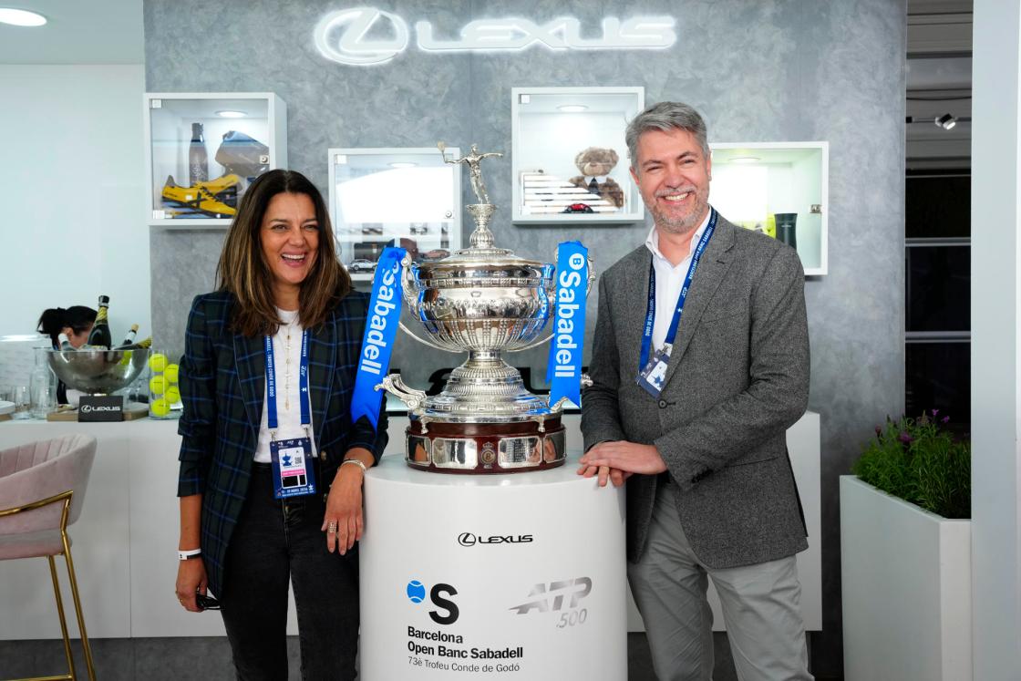 La responsable de Prensa y Eventos de Lexus España, Natalia Pérez (i) y el director de Marketing y Comunicación de Lexus España, Sergio Bispo (d), posan junto al trofeo del Barcelona Open Banc Sabadell-Trofeo Conde de Godó. EFE/Alejandro García