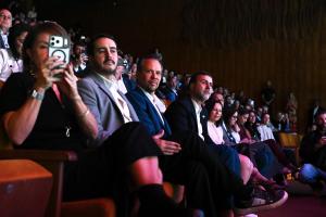 Personas participan en la ceremonia de apertura del 'Visit Brasil Summit' este martes, en el Teatro Nacional de Brasilia (Brasil). EFE/Andre Borges
