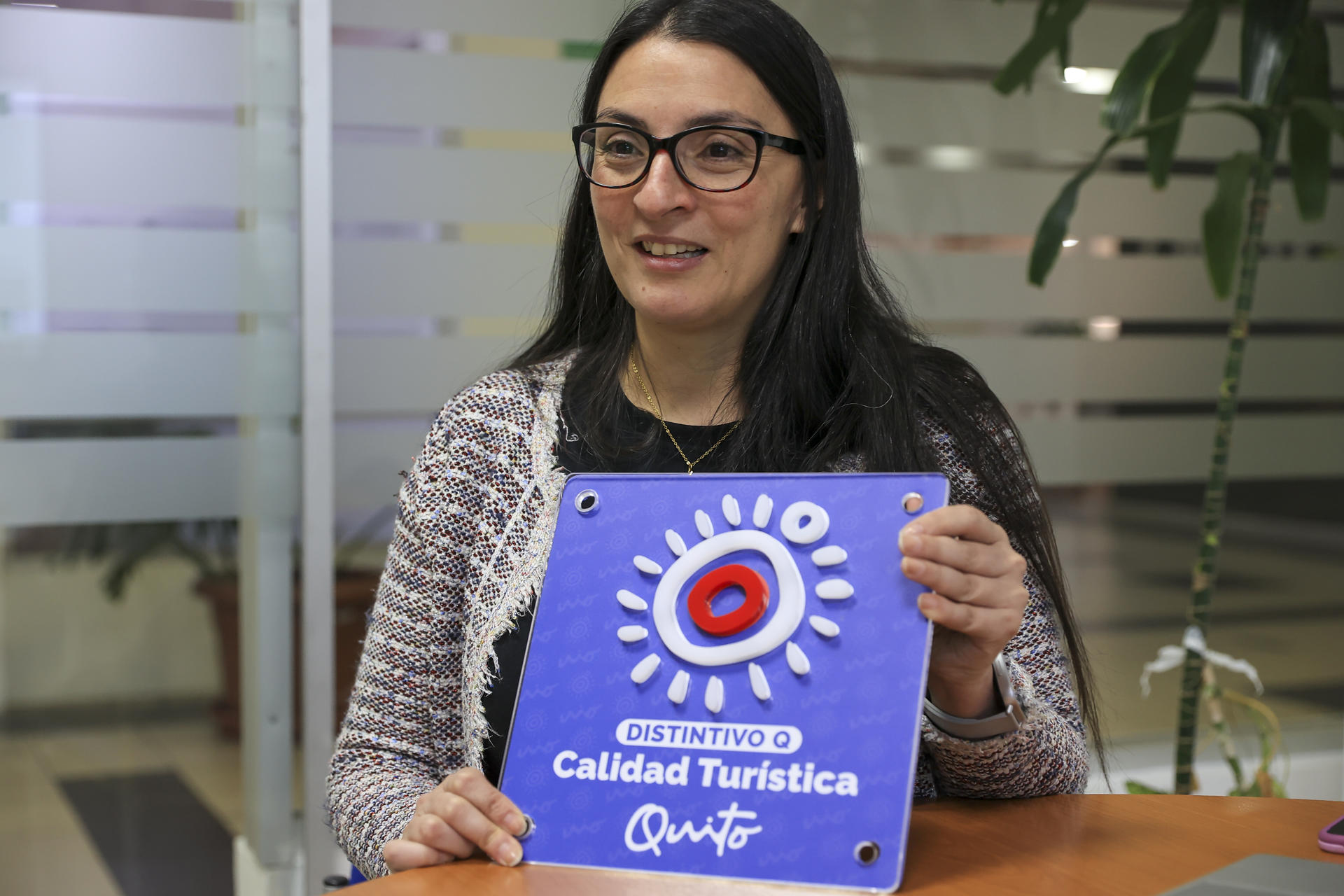 La directora de Servicios para la Industria Turística, Mónica Del Valle, habla durante una entrevista con EFE este martes, en Quito (Ecuador). EFE/ José Jácome