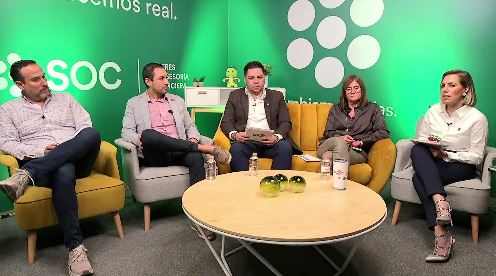Fotografía del 18 de abril de 2026 cedida por SOC Líderes en Asesoría Financiera que muestra desde la izquierda, al director comercial de Hey Negocios, Andrés Guerrero; al director de Finsus, Javier Uribe; al director Comercial Empresarial en SOC, Víctor Rosas; a la directora comercial de Konfío, Ana María Fernández, y a la directora ejecutiva comercial en SOC, Cybel Magaña, hablando en un programa de televisión, en Ciudad de México (México). EFE/ SOC/ SOLO USO EDITORIAL/ NO VENTAS/ SOLO DISPONIBLE PARA ILUSTRAR LA NOTICIA QUE ACOMPAÑA (CRÉDITO OBLIGATORIO)/ MÁXIMA CALIDAD DISPONIBLE