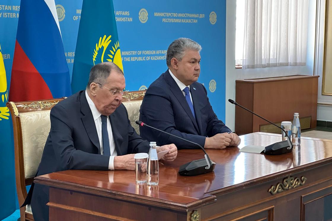 Russian Foreign Minister Sergei Lavrov (l) meets with his Kazakh counterpart, Yermek Kosherbayev, on Thursday in Astana. EFE/ Kulpash Konyrova