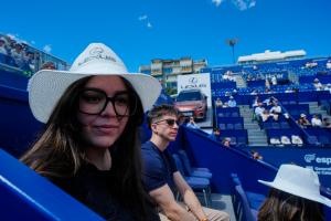 GRAFCAT1184. BARCELONA, 14/04/2026.- Una de las invitadas de Lexus durante la visita que han realizado este martes al Barcelona Open Banc Sabadell-Trofeo Conde de Godó. EFE/Alejandro García